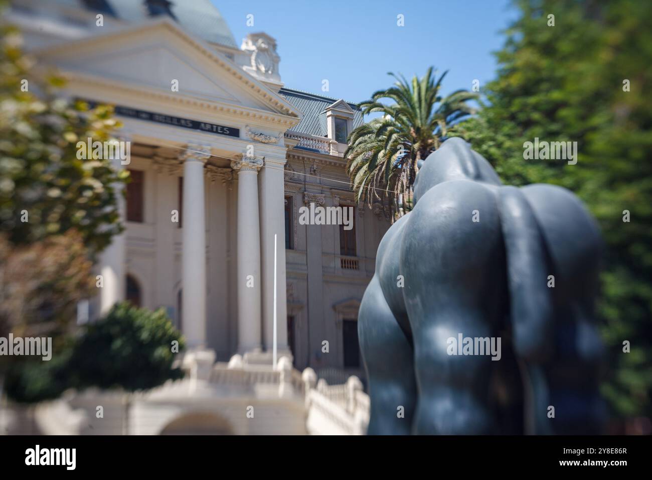 Die Statue des fetten Pferdes von Botero und die elegante Fassade des Nationalmuseums Bellas Artes in Santiago de Chile Stockfoto