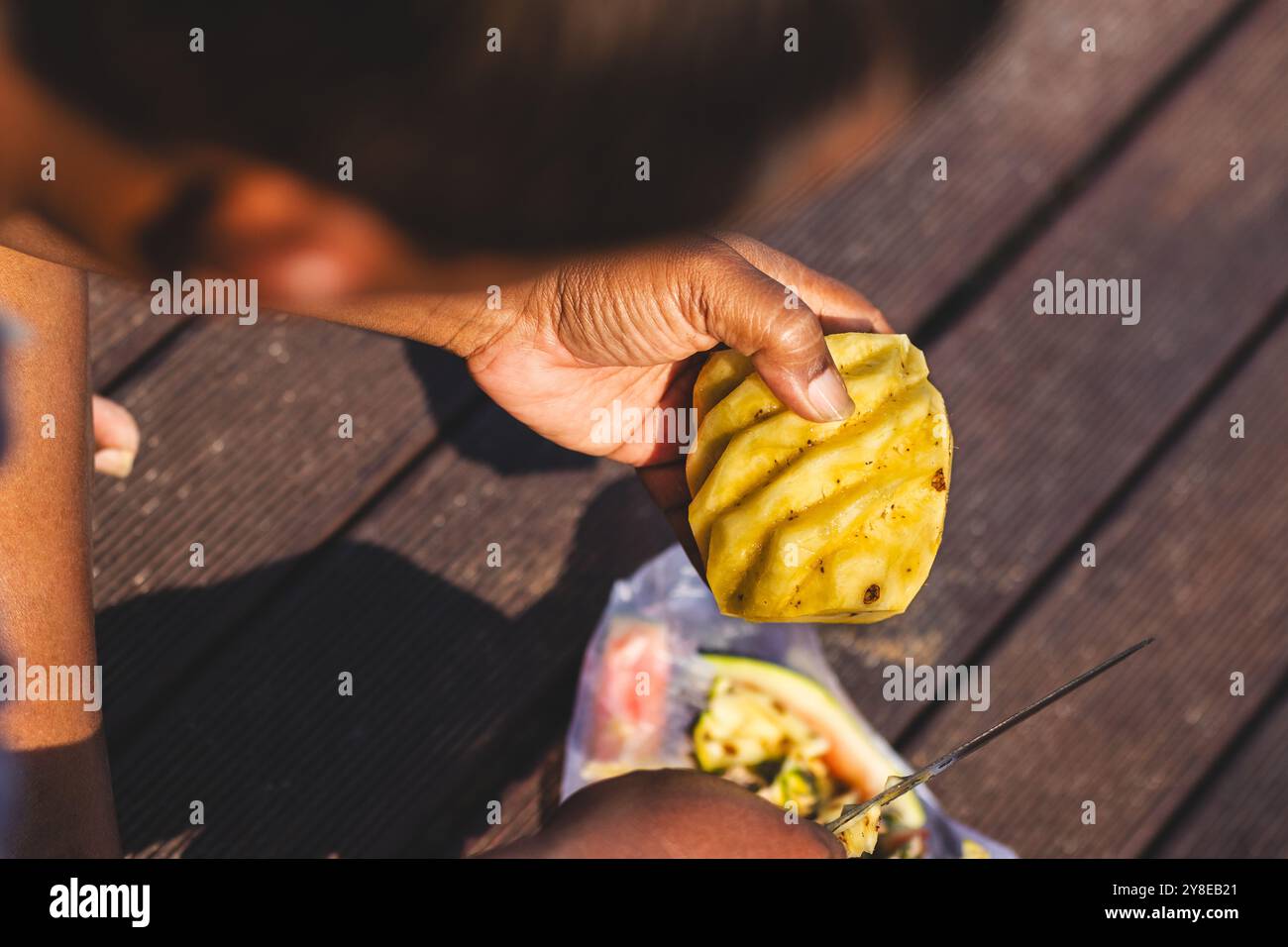 Man schneidet Ananas mit einem einzigartigen Twist. Frucht-Meisterschaft. Stockfoto