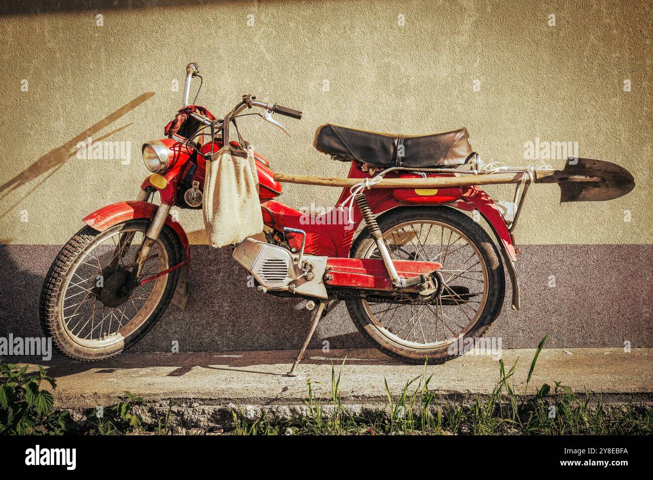 Oldtimer-Motorrad mit Schaufel und Tasche Tomos aus dem ehemaligen Jugoslawien Stockfoto