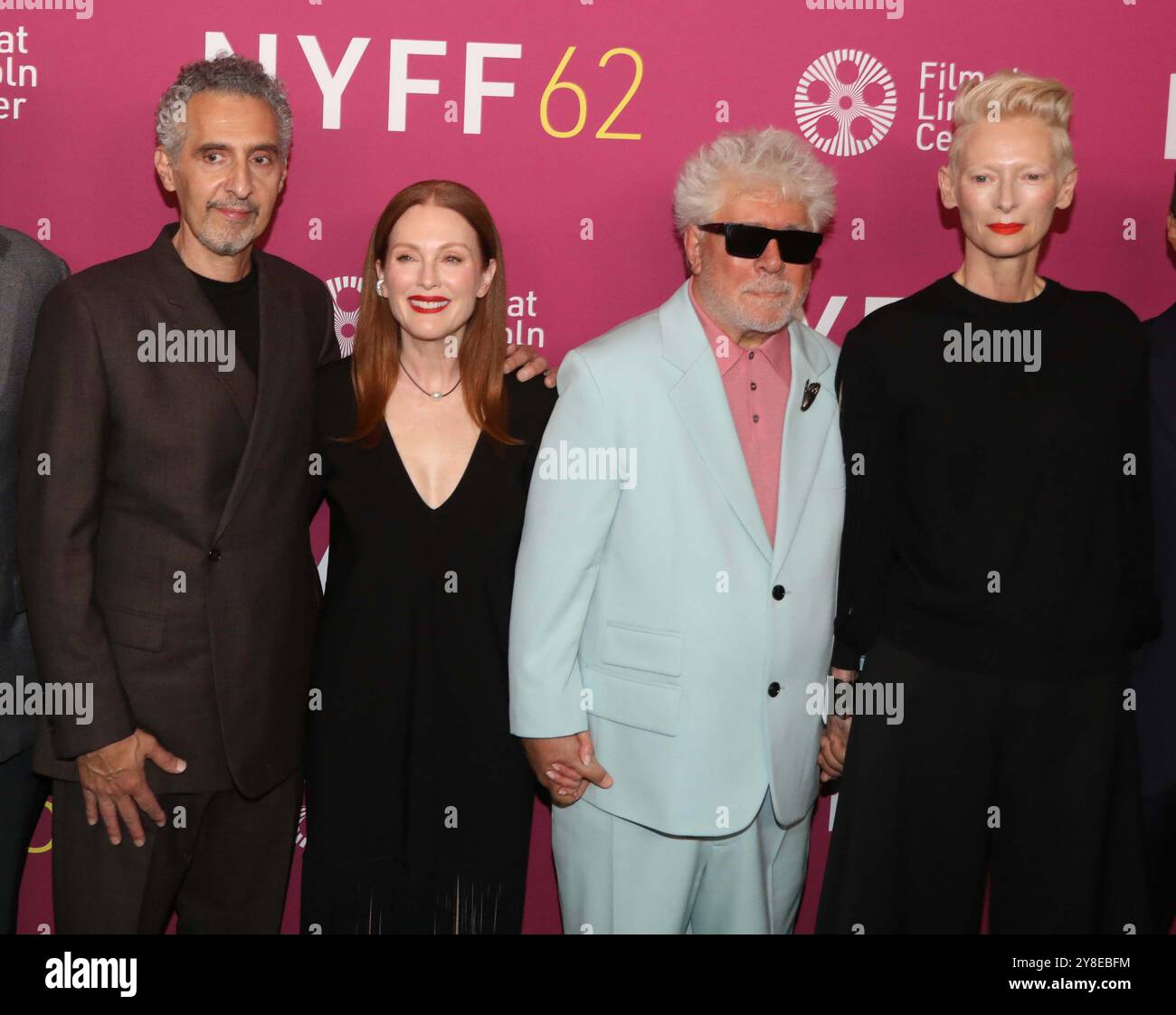 Oktober 2024, New York, New York, USA: Schauspieler JOHN TURTURRO, JULIANNE MOORE, Regisseur PEDRO ALMODOVAR und TILDA SWINTON bei der 62. New Yorker Film-Festivalâ Premiere von The Room Next Door in der Alice Tully Hall im Lincoln Center (Credit Image: © Nancy Kaszerman/ZUMA Press Wire) NUR REDAKTIONELLE VERWENDUNG! Nicht für kommerzielle ZWECKE! Stockfoto