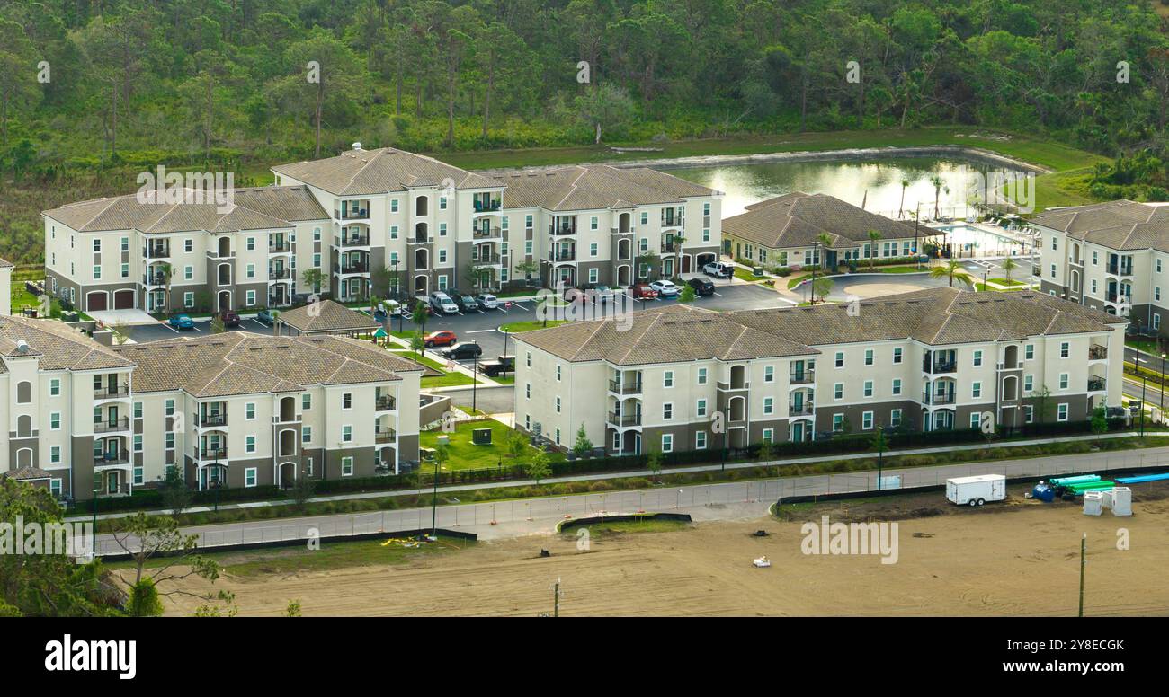 Top Blick auf neue Apartmentwohnungen in Florida Vorstadtgegend. Familienwohnungen in ruhiger Nachbarschaft. Immobilienentwicklung in amerikanischen Vorstädten. Stockfoto