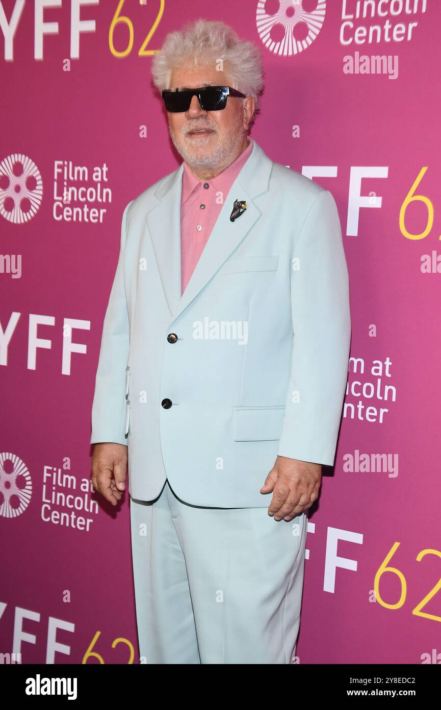 New York, USA. Oktober 2024. Regisseur Pedro Almodóvar nimmt am 4. Oktober 2024 an der Premiere des 62. New Yorker Filmfestivals von „The Room Next Door“ in der Alice Tully Hall, New York, NY Teil. (Foto: Anthony Behar/SIPA USA) Credit: SIPA USA/Alamy Live News Stockfoto