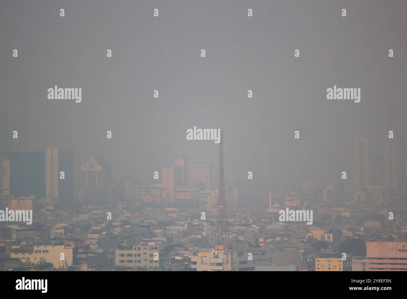 Zentrum Von Jakarta, Jakarta, Indonesien. Oktober 2024. Gebäude in Nebel durch Luftverschmutzung in Kemayoran, Jakarta, Indonesien. Die Luftqualitätsüberwachungsstelle IQAir erklärte, dass die Luftqualität in Jakarta heute mit einem Luftqualitätsindex von 188 wieder in die Kategorie der roten Zone zurückkehrt, auch bekannt als ungesund. (Kreditbild: © Dimas Rachmatsyah/ZUMA Press Wire) NUR REDAKTIONELLE VERWENDUNG! Nicht für kommerzielle ZWECKE! Stockfoto