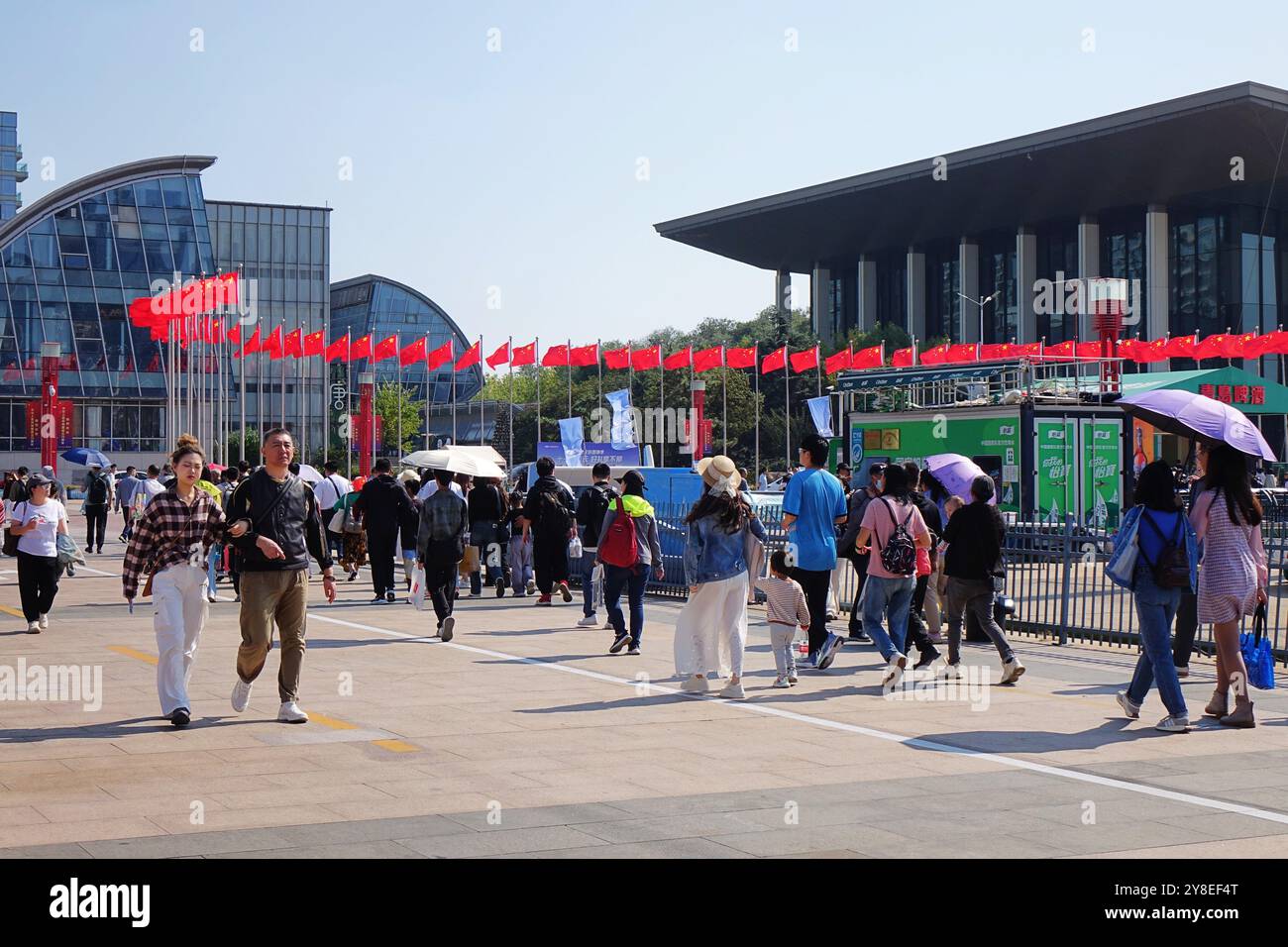 QINGDAO, CHINA - 3. OKTOBER 2024 - Touristen besuchen das Internationale Segelzentrum in Qingdao, ostchinesischer Provinz Shandong, 3. Oktober 2024. Stockfoto