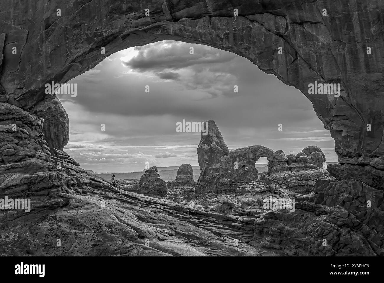Black and White, Eine Frau, die den Blick auf die einzigartige Landschaft von Turret Arch genießt Stockfoto