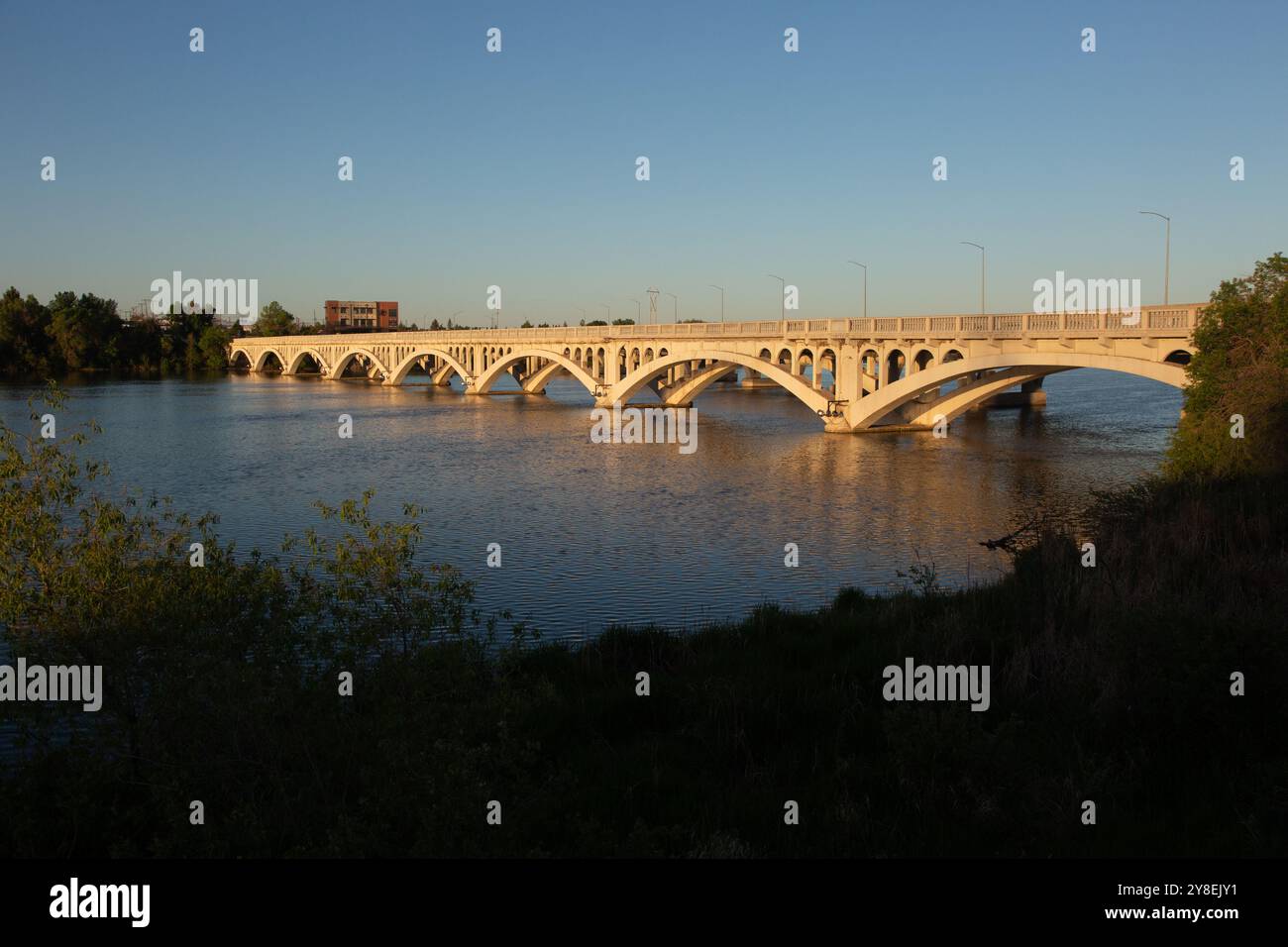 ARLYNE Reichert Community Heritage Bridge (Arlyne Reichert Community Heritage Bridge), Fußgängerbrücke über den Missouri River, die längste Betonbogenbrücke in den Great Plains staaten. Stockfoto