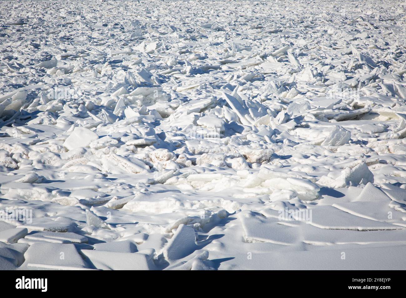 Der Frostzyklus und der Auftauzyklus im Winter führten zu Eisplatten, die den Missouri River in Great Falls, MT, stauten. Eine leichte Schneedecke macht die Eiskanten weicher. Stockfoto