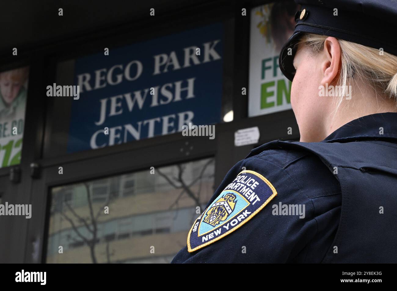 New York, USA. Oktober 2024. Ein NYPD-Offizier steht außerhalb des Rego Park Jewish Center, um die Sicherheit während der jüdischen Feiertage von Rosh Hashanah, Queens, New York, am 4. Oktober 2024 zu erhöhen. (Foto: Anthony Behar/SIPA USA) Credit: SIPA USA/Alamy Live News Stockfoto