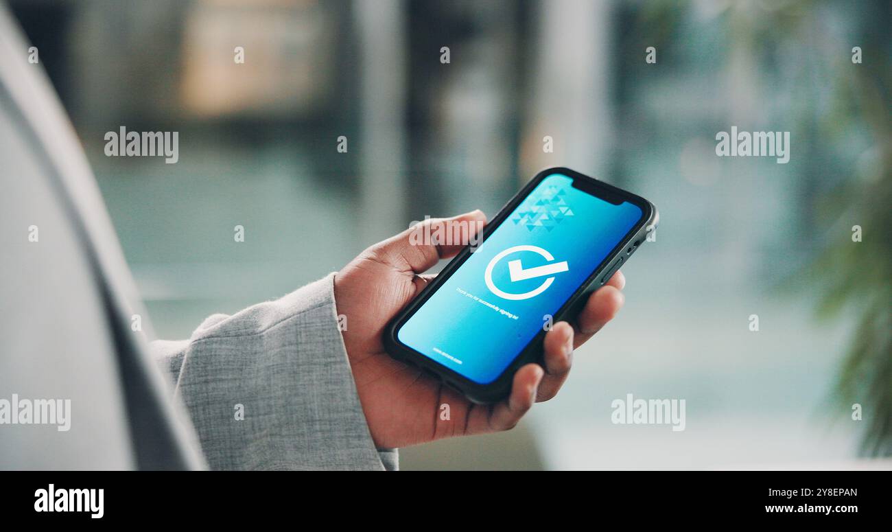 Hand, Display und Person im Büro, Smartphone und Bildschirm der gesendeten Nachricht, Abschluss und Kommunikation. Signieren, online und Veranstaltungsplaner mit Mobile für Stockfoto