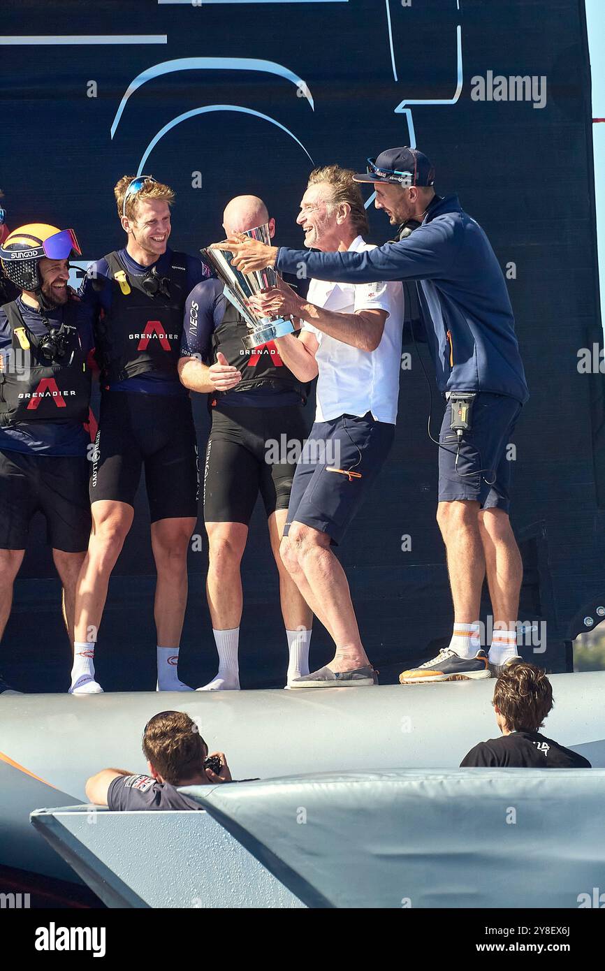 PPL FOTOAGENTUR - COPYRIGHT VORBEHALTEN 2024 America's Cup - Barcelona, Spanien Endrunde Robin LVC Rennen 11: Britannia, der Besitzer Sir Jim Ratcliffe an Bord der Britannia und mit dem LV Cup in den Händen FOTO: © Alexander Panzeri/PPL Stockfoto