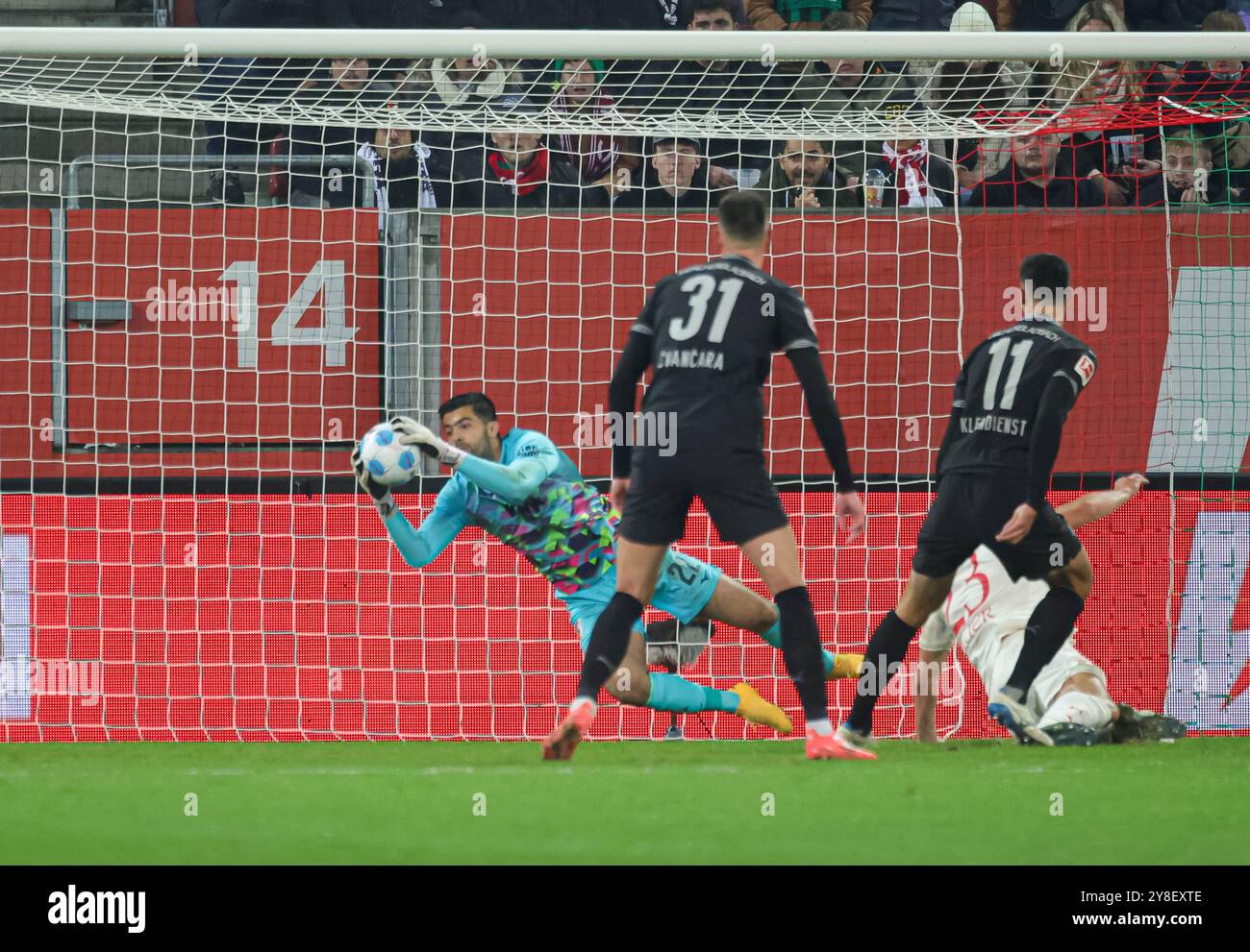 Nediljko Labrović (Torwart FC Augsburg) hält den Kopfball von Tim Kleindienst (Borussia Mönchengladbach #11) FC Augsburg gegen Borussia Mönchengladbach, 6. SPIELTAG; DFL-VORSCHRIFTEN VERBIETEN DIE VERWENDUNG VON FOTOS ALS BILDSEQUENZEN UND/ODER QUASI-VIDEO. Stockfoto