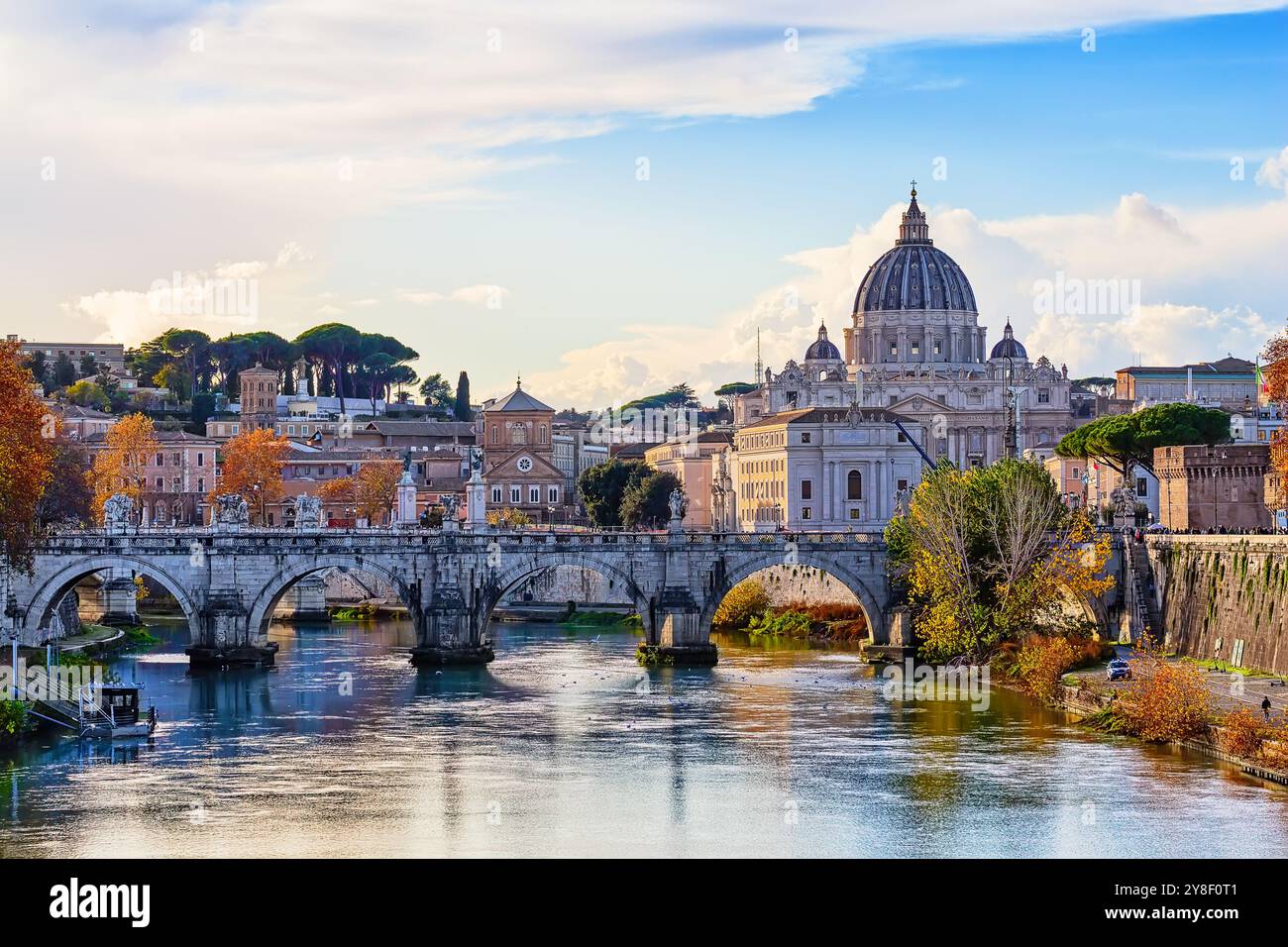 Wunderschönes Herbstbild des Petersdoms, der Ponte Sant Angelo und des Tibers in der Abenddämmerung in Rom, Italien. Sant' Angelo Bridge und Petersdom Stockfoto