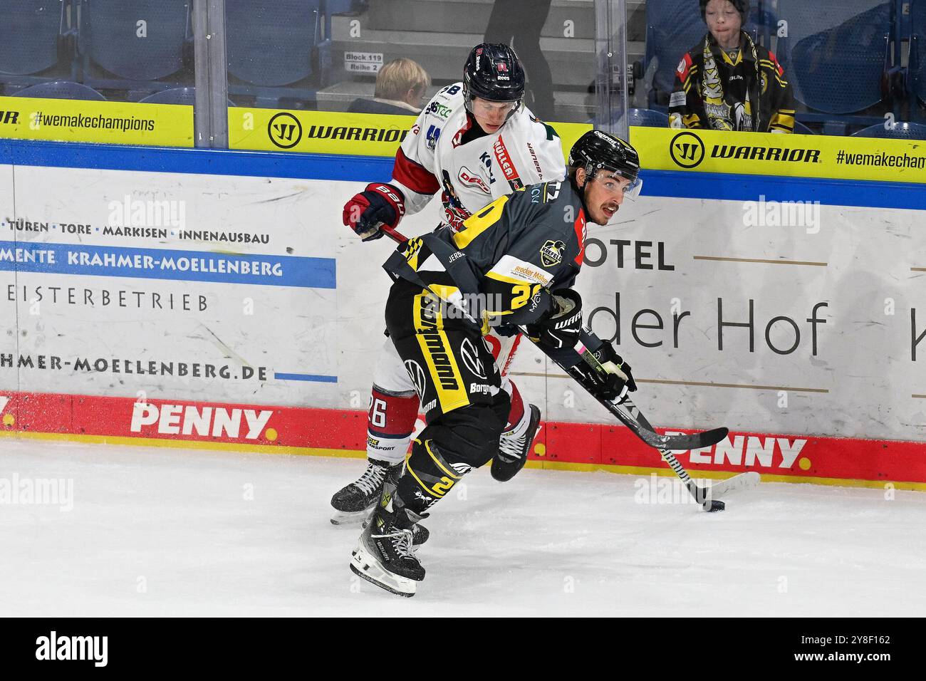 Eishockey DEL2 - 24/25 - 8. Spieltag: Krefeld Pinguine vs EHC Freiburg am 04.10.2024 in der Yayla Arena in Krefeld Freiburgs Sebastian Streu ( Nr.26) #gegen Krefelds David Cerny ( Nr.29) Foto: Osnapix Stockfoto