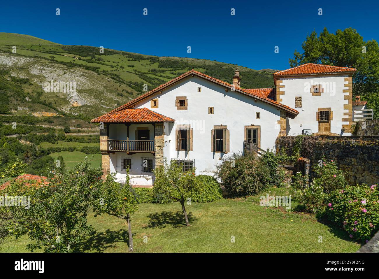 Tudanca, Spanien. August 2024. Das Casona de Tudanca ist ein Gebäude aus dem 18. Jahrhundert, das ein Museum und eine Bibliothek beherbergt Stockfoto