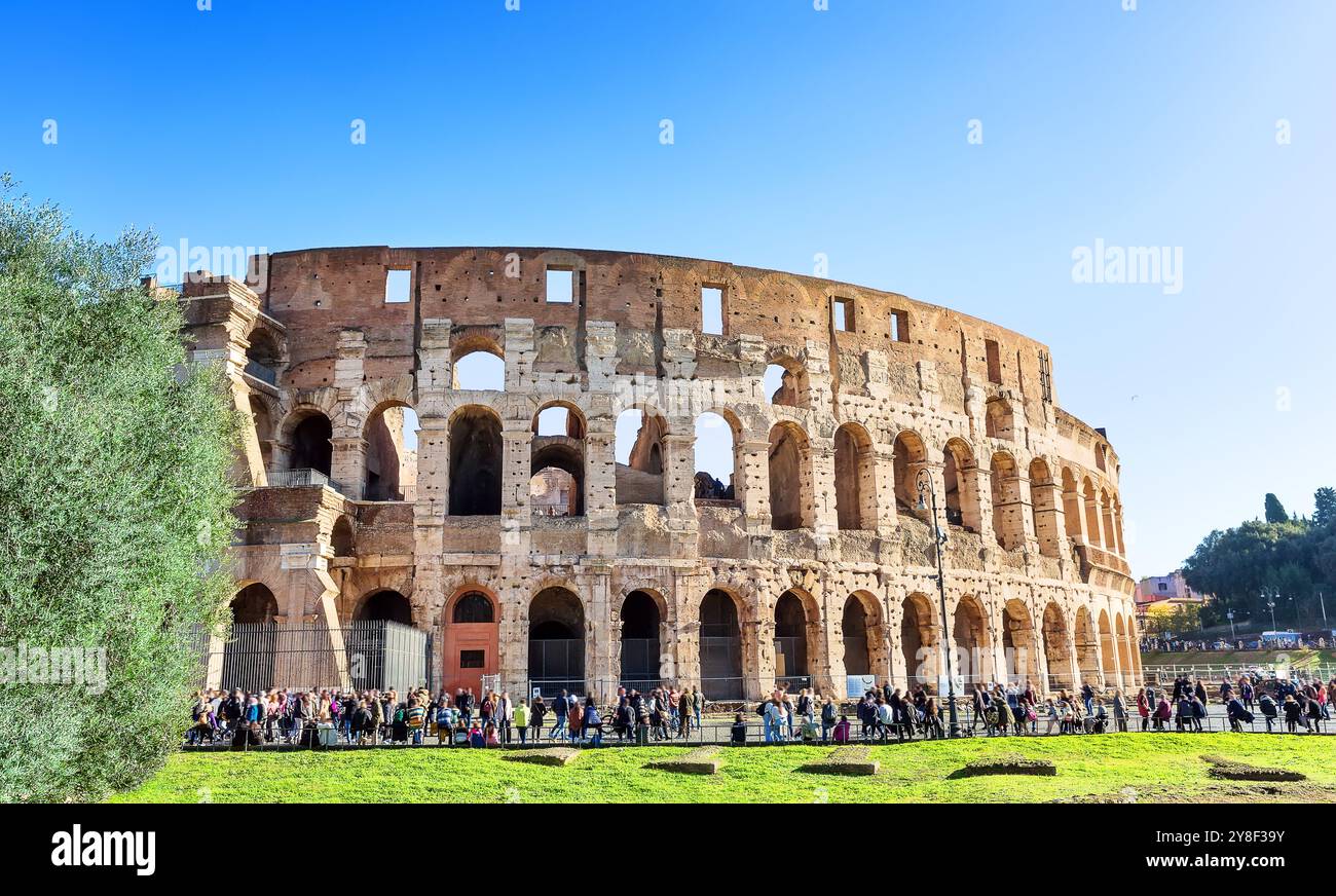 Das Kolosseum (Kolosseum) ist eine der wichtigsten Reiseattraktionen von Rom, Italien. Antike römische Ruinen, Landschaft der alten Stadt Rom, Italien. Stockfoto