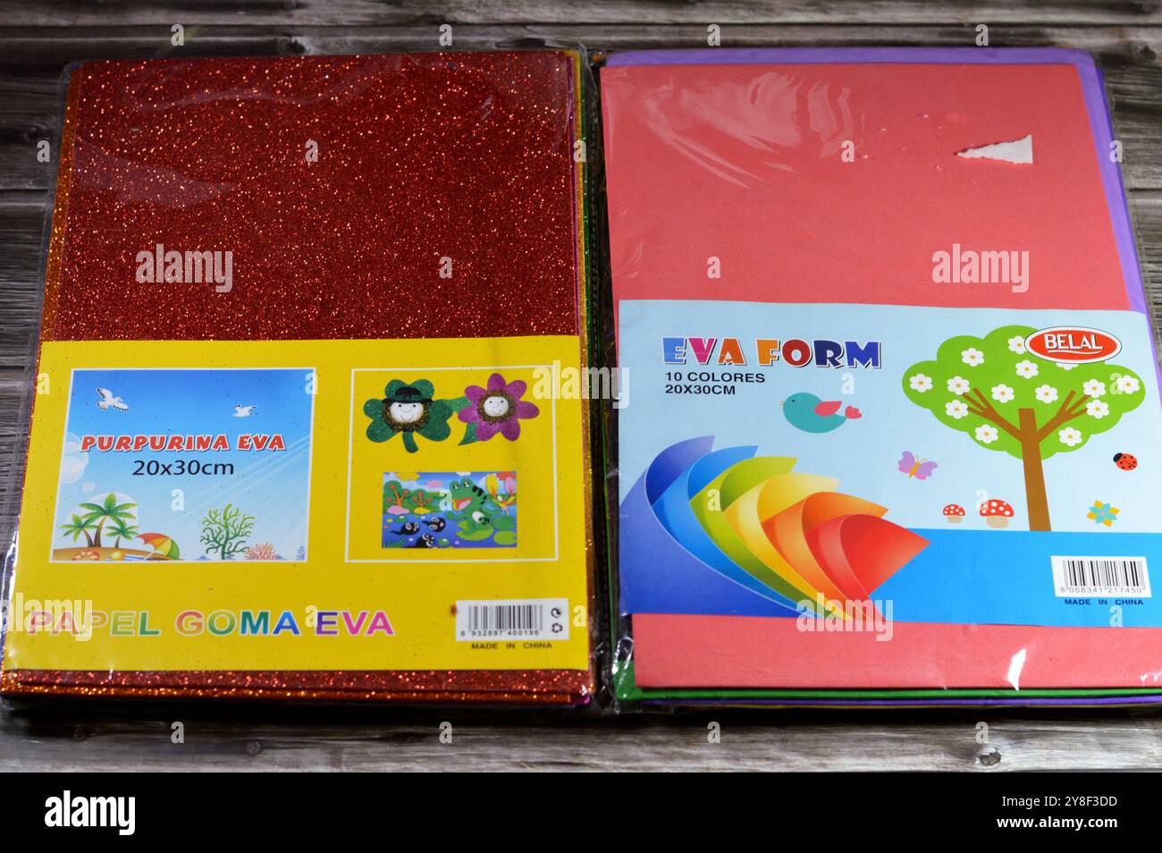 Kairo, Ägypten, 13. September 2024: Glänzende und bunte Eva-Schaumstoffplatten, farbige Pappe, Gummikissen, Schwammpapiere für Kunstschulen und cr Stockfoto