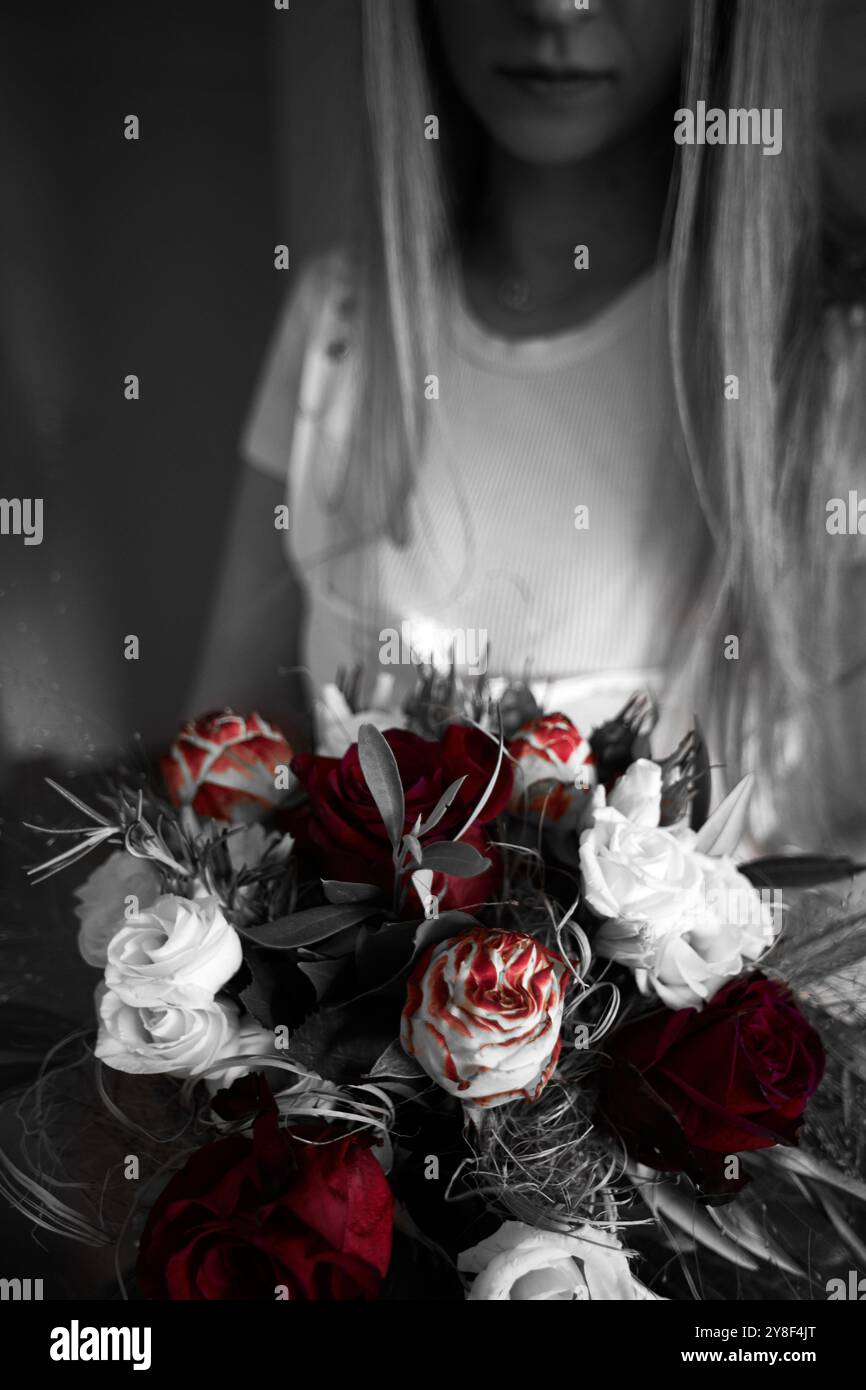 Nicht erkennbare junge ukrainische Frau mit schönem Blumenstrauß (selektive Farbe) Stockfoto