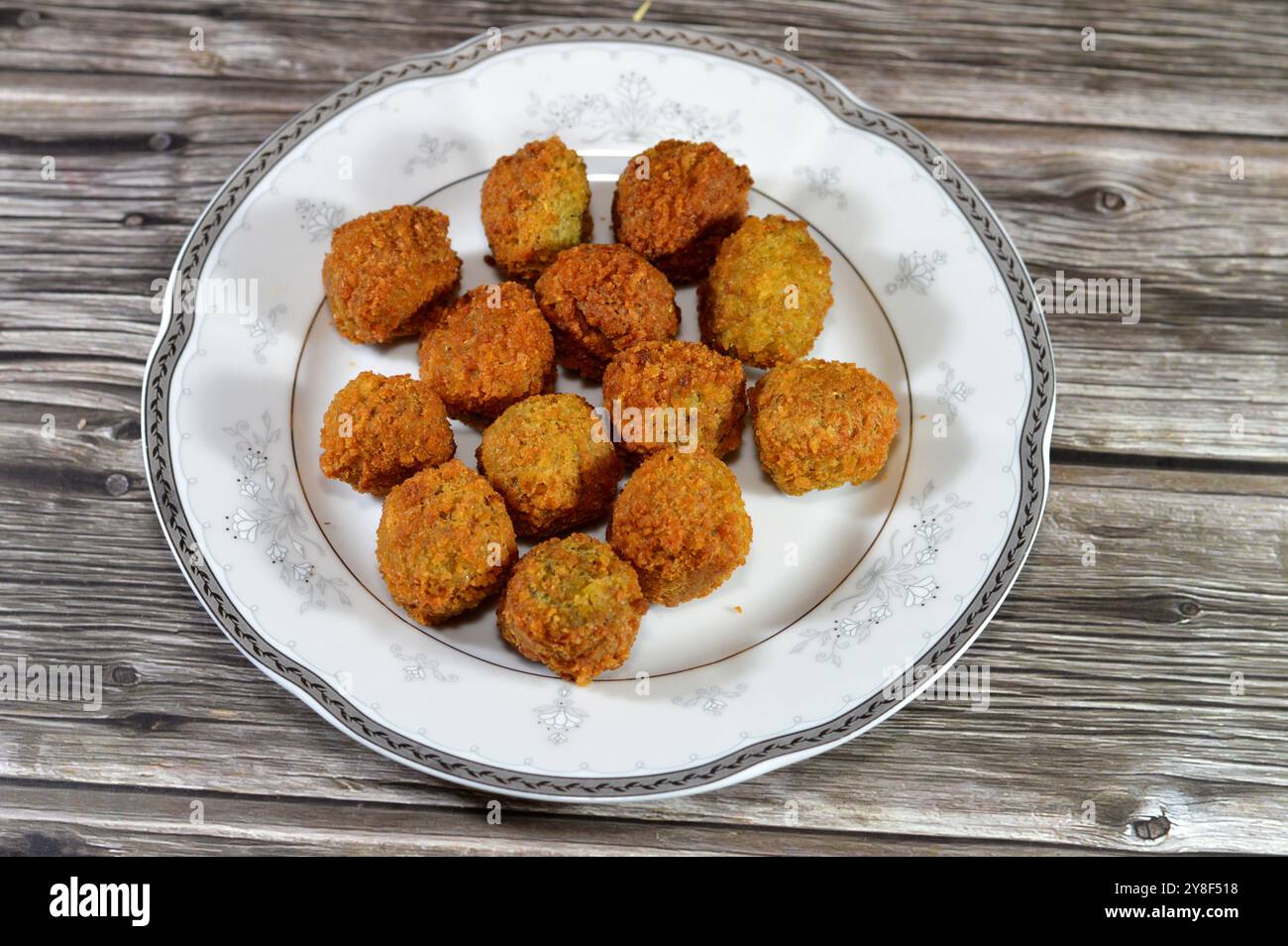 Frittierte Kichererbsen Falafel, ein frittierter Ball oder eine pastete Krapfen ägyptischer Herkunft, hergestellt aus breiten Bohnen, gemahlenen Kichererbsen oder beidem, Mittelösterreich Stockfoto