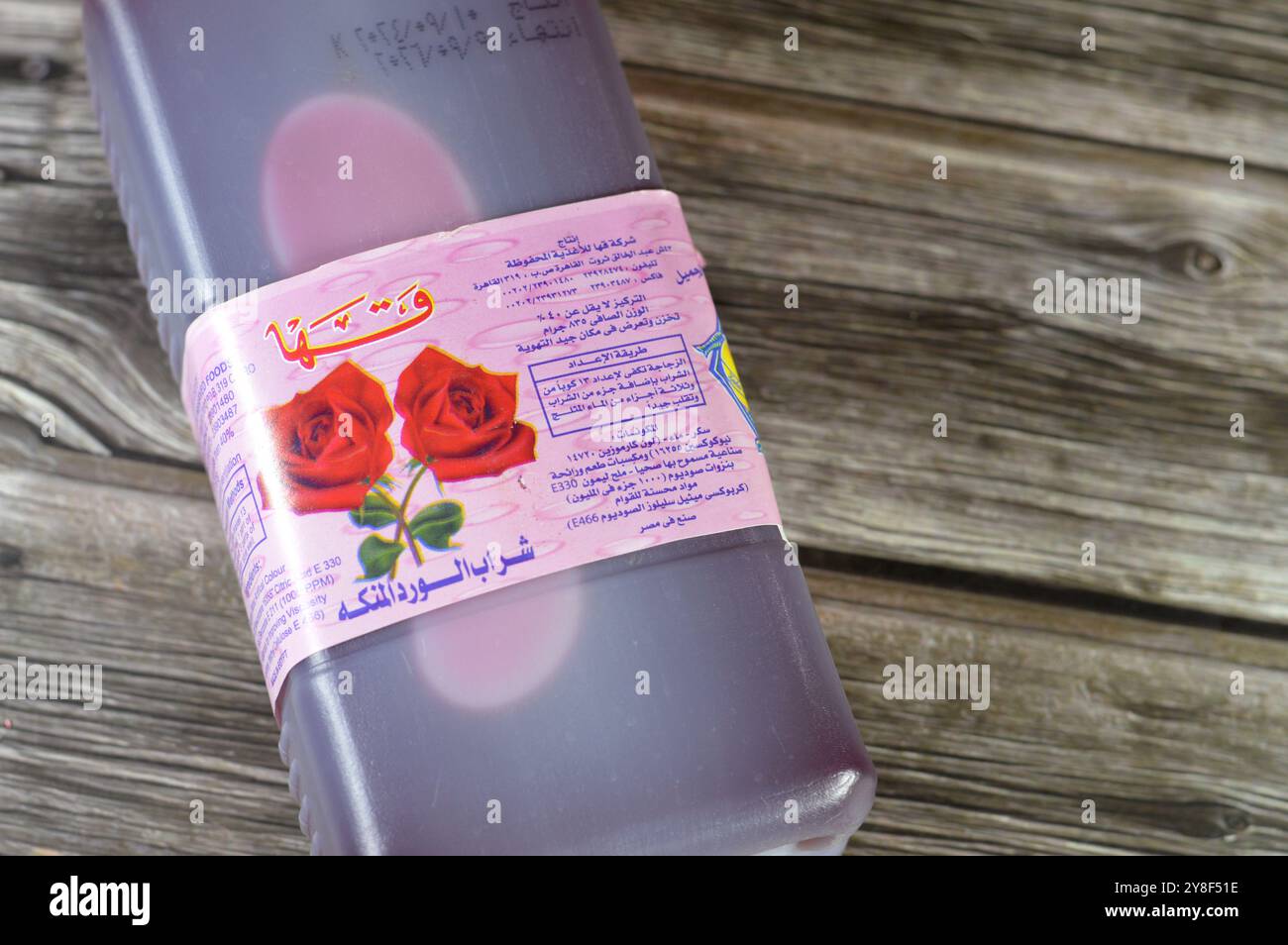 Kairo, Ägypten, 24. September 2024: Kaha aromated Roses Sirup, aromated Roses Sirup, Kaha ist eine ägyptische Conserve Food co., die der Lebensmittelindustrie angehört Stockfoto