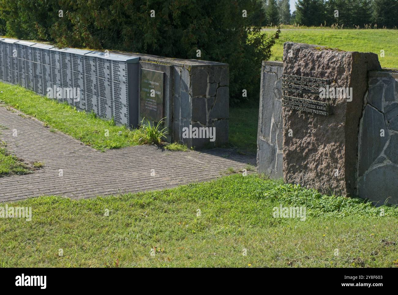 Dzelda, Lettland - 11. September 2024: Der sowjetische Kriegsfriedhof Dzelda beherbergt die Gräber von 3000 sowjetischen Soldaten und Offizieren, die im Zweiten Weltkrieg starben Stockfoto