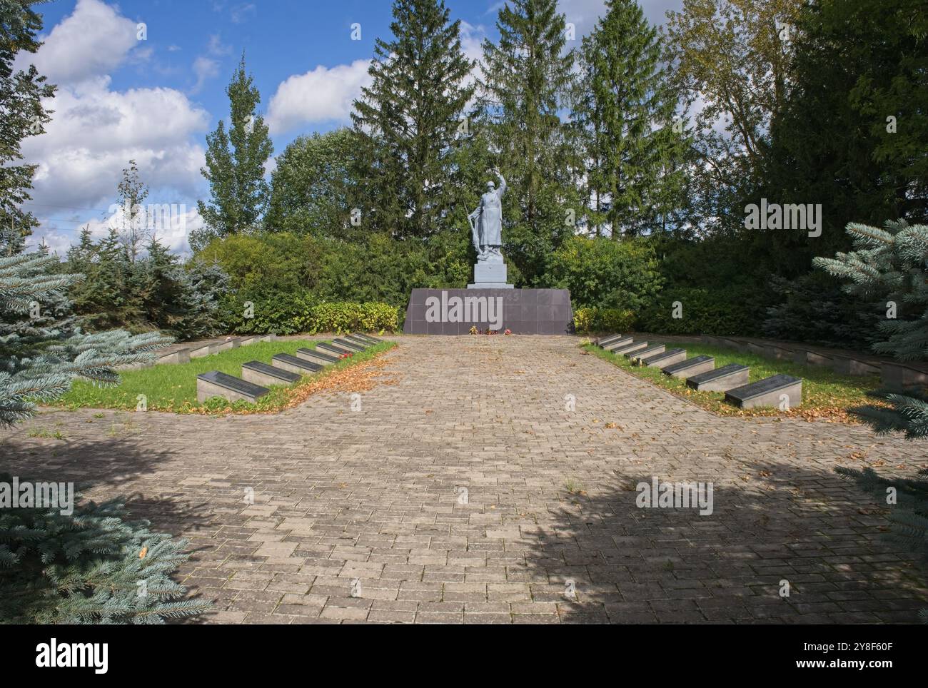 Blidene, Lettland - 11. September 2024: Der sowjetische Kriegsfriedhof Blidene beherbergt die Gräber von 1056 sowjetischen Soldaten und Offizieren, die im Zweiten Weltkrieg starben Stockfoto