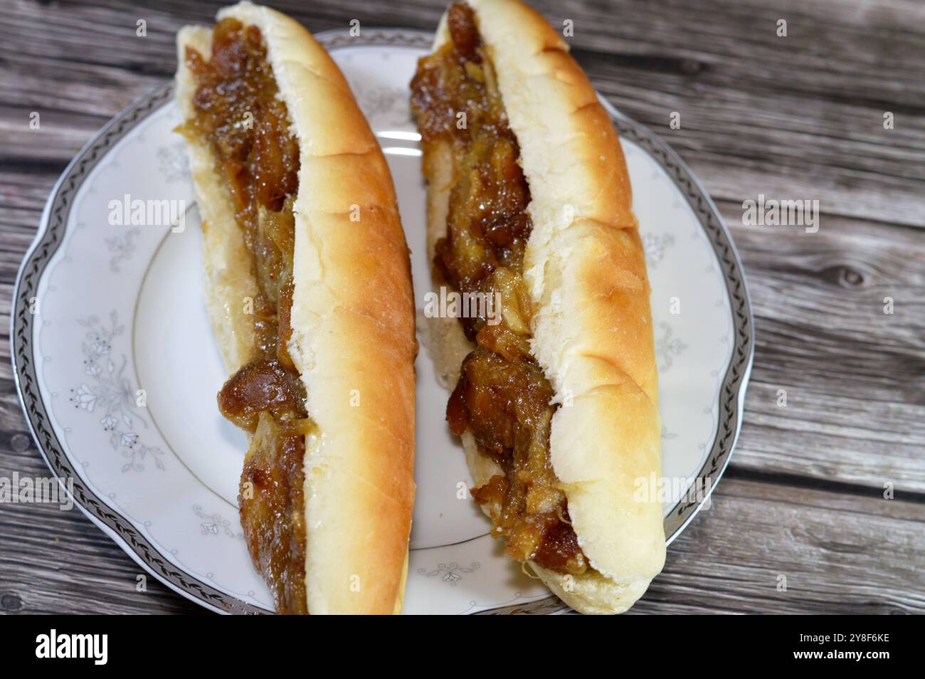 Gepresste Amhaat Datteln mit Ghee in einem französischen Brötchen ...