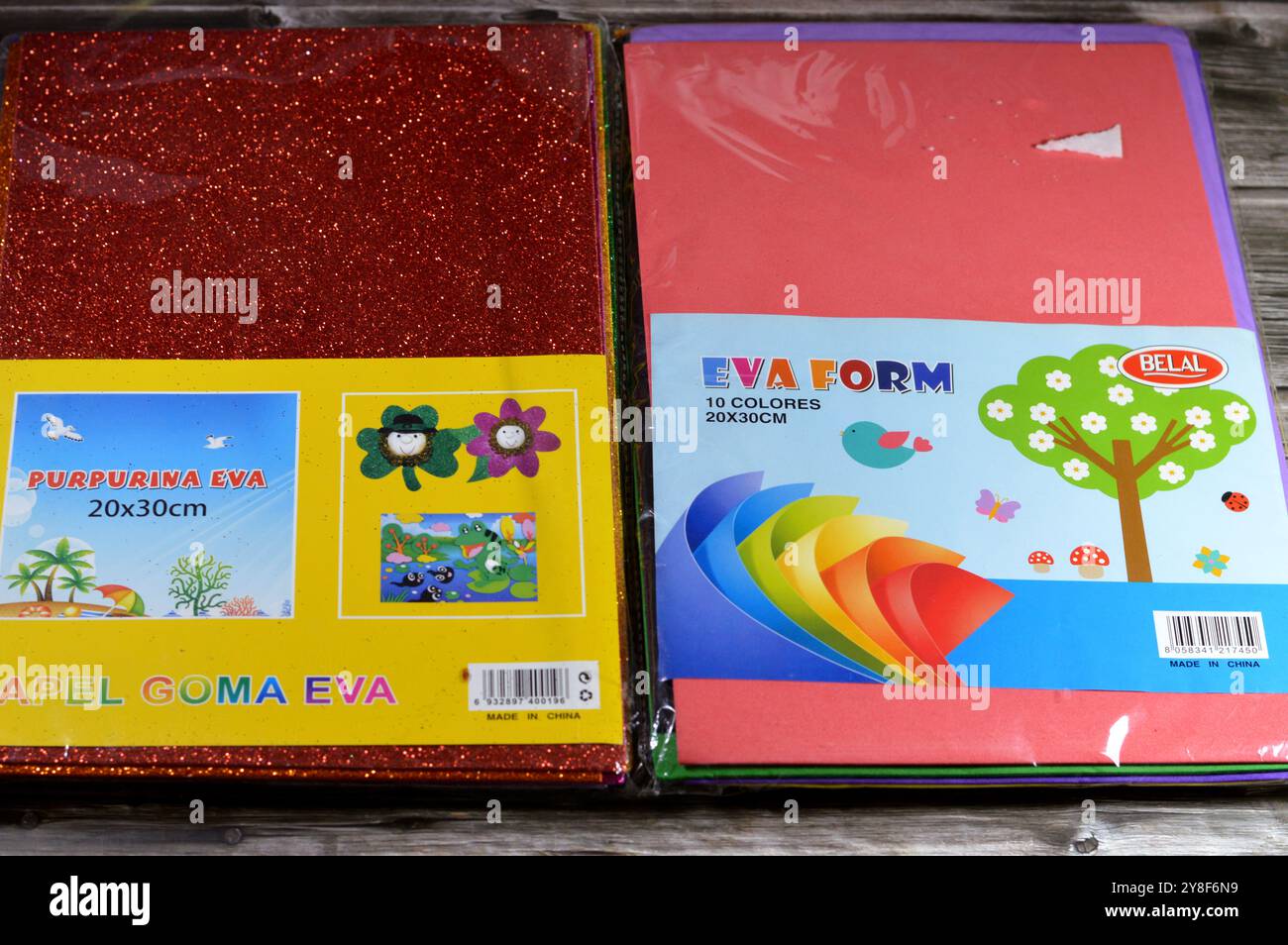 Kairo, Ägypten, 13. September 2024: Glänzende und bunte Eva-Schaumstoffplatten, farbige Pappe, Gummikissen, Schwammpapiere für Kunstschulen und cr Stockfoto