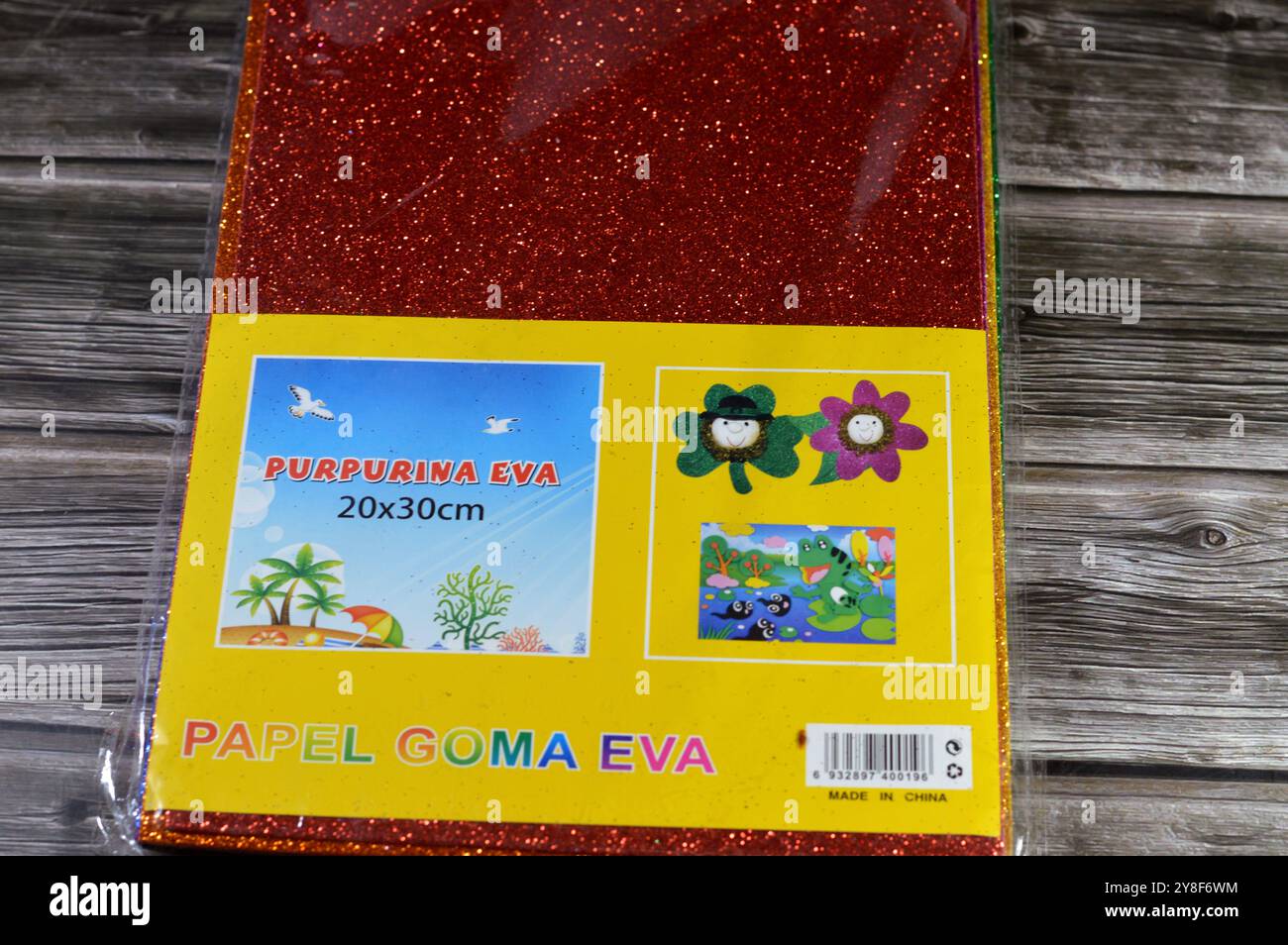 Kairo, Ägypten, 13. September 2024: Purpurina Papel Goma glitzerte bunte Eva-Schaumblätter, farbige Pappe, Gummikissen, Schwammpapiere für Schulkunst Stockfoto