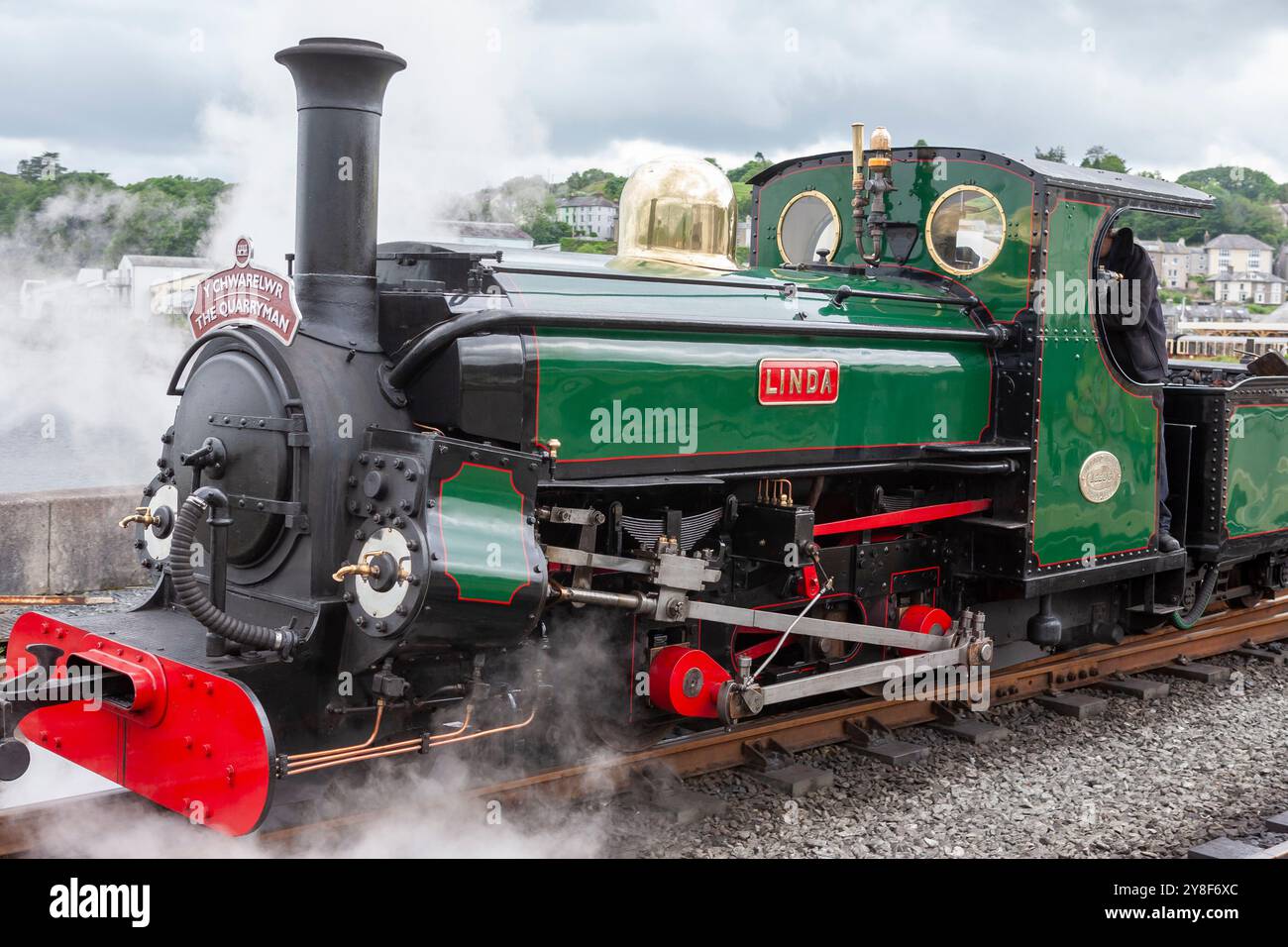 Hunslet 2-4-0 Linda, ursprünglich 1893 für die Penrhyn Quarry Railway gebaut, wurde in der Porthmadog Station an der Festiniog Railway in Gwynedd, Wales, gebaut Stockfoto