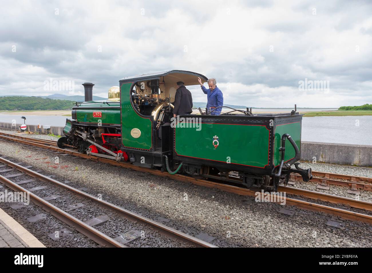 Hunslet 2-4-0 Linda, ursprünglich 1893 für die Penrhyn Quarry Railway gebaut, wurde in der Porthmadog Station an der Festiniog Railway in Gwynedd, Wales, gebaut Stockfoto