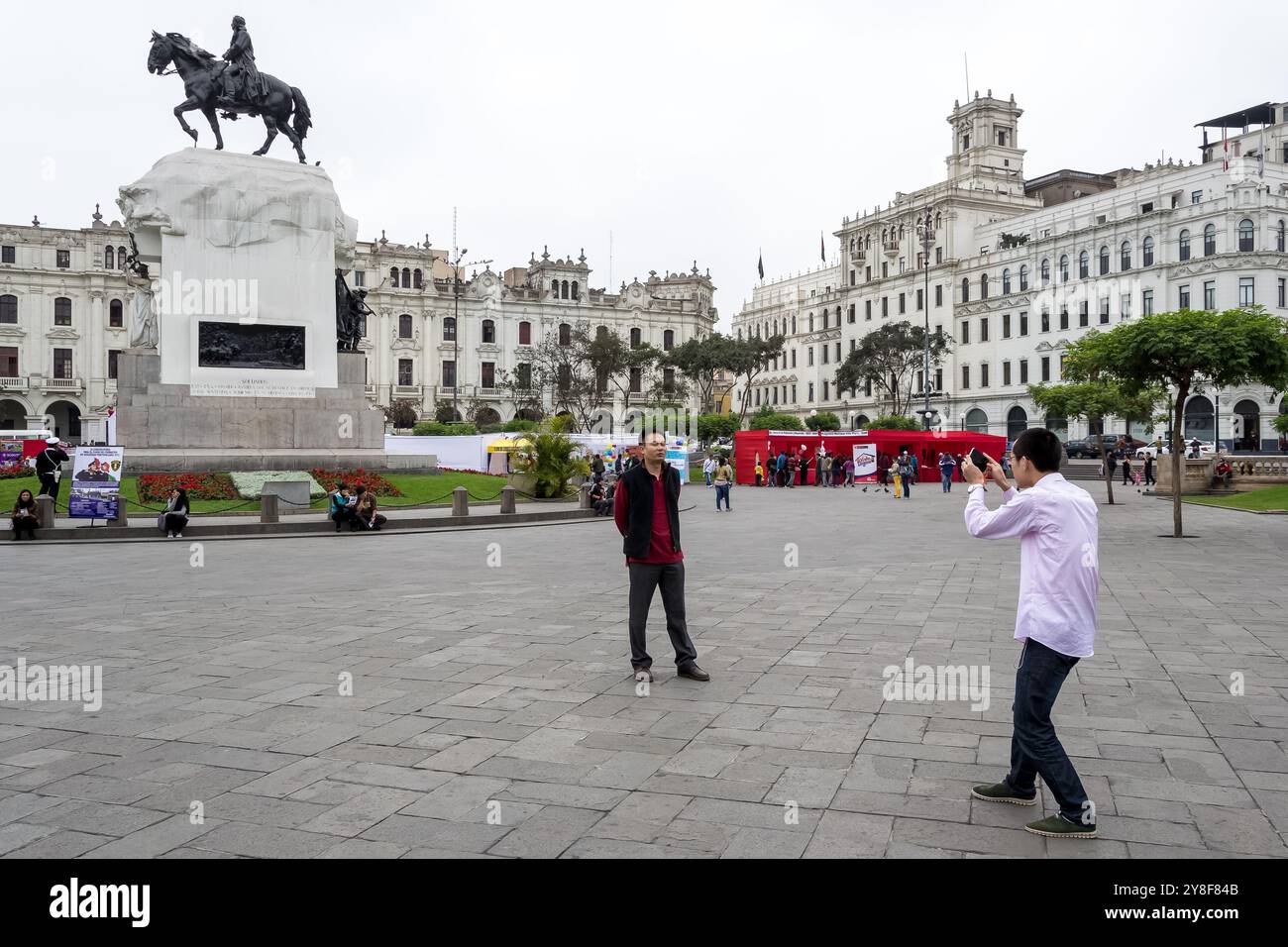 Blick auf das Denkmal für José de San Martín, einen argentinischen Führer, der Perus Unabhängigkeit förderte, im historischen Zentrum von Lima, Peru. Stockfoto