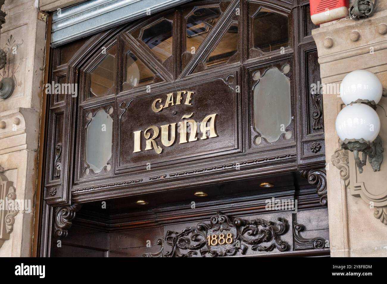 Pamplona, Spanien, 19. Mai 2024: Die Vorderseite des Cafés Iruna in Pamplona Stockfoto