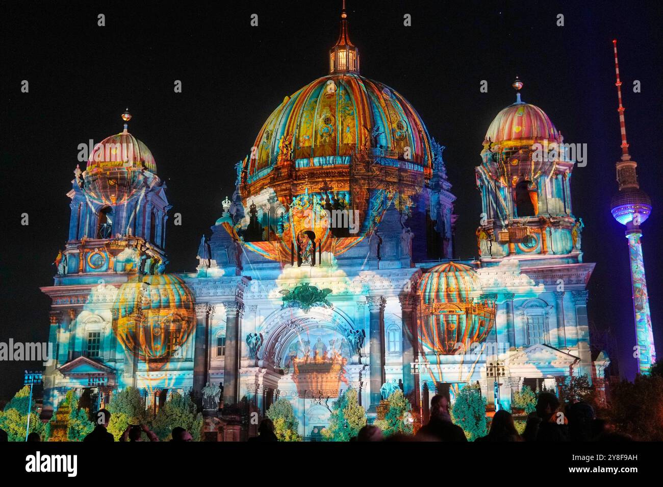 Der Berliner Dom beim Lichterfest 2024. Das Lichterfest Berlin gehört