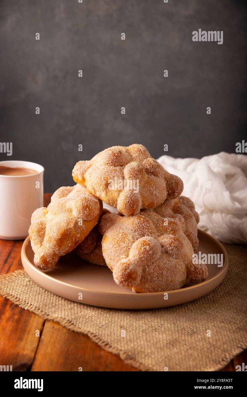 Pan de Muerto. Typisch mexikanisches Süßbrot, das in der Zeit des Todes verzehrt wird. Es ist ein Hauptelement in den Altären und Opfergaben in Stockfoto