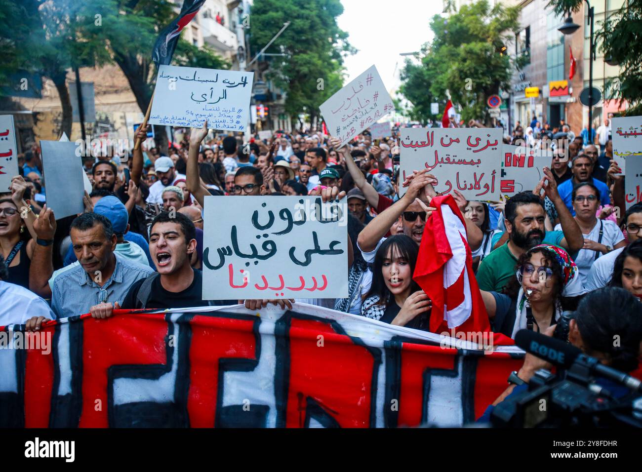 Tunis, Tunesien. Oktober 2024. Zwei Tage vor den Präsidentschaftswahlen am 6. Oktober gehen Demonstranten in Tunis gegen Präsident Kais Saied auf die Straße. Die Teilnehmer marschierten entlang der Habib Bourguiba Avenue und skandierten Slogans und schwenkten Plakate, die den Präsidenten beschuldigten, Freiheit und Demokratie missachtet zu haben. Die Kundgebung fand zwei Tage vor den bevorstehenden Präsidentschaftswahlen statt, die von den Demonstranten als ungerecht angeprangert wurden, nachdem die meisten Kandidaten von der Kandidatur ausgeschlossen worden waren Stockfoto