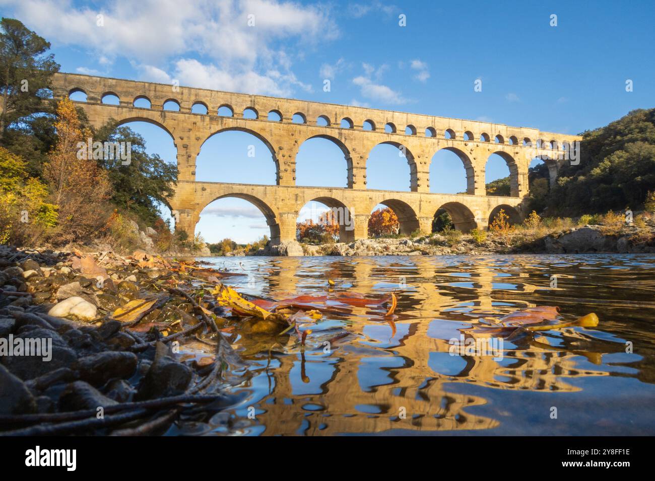 Die Pont du Gard, eine alte römische Aquäduktbrücke, fotografiert vom Fluss in der Provence, Südfrankreich Stockfoto