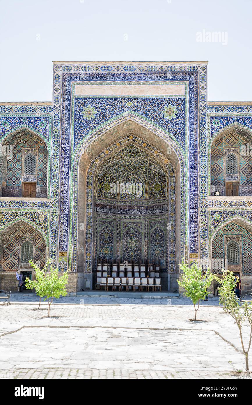 Portal im Inneren der Madrasa bei der Registan in Samarkand Stockfoto