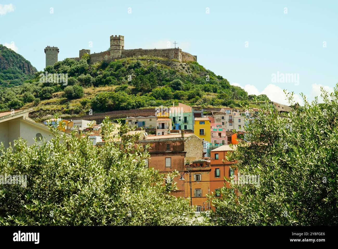 Das mittelalterliche Dorf Bosa, mit dem historischen Viertel Sa Costa, bestehend aus farbenfrohen Häusern, die die Hänge des Serravalle-Hügels, dominieren Stockfoto