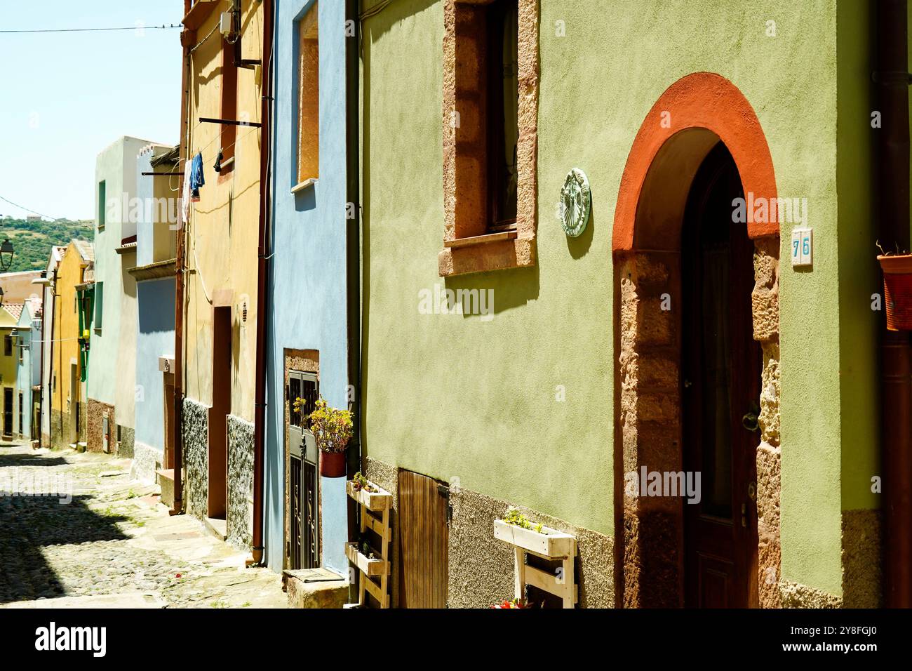 Das mittelalterliche Dorf Bosa, mit dem historischen Viertel Sa Costa, bestehend aus farbenfrohen Häusern, die die Hänge des Serravalle-Hügels, dominieren Stockfoto