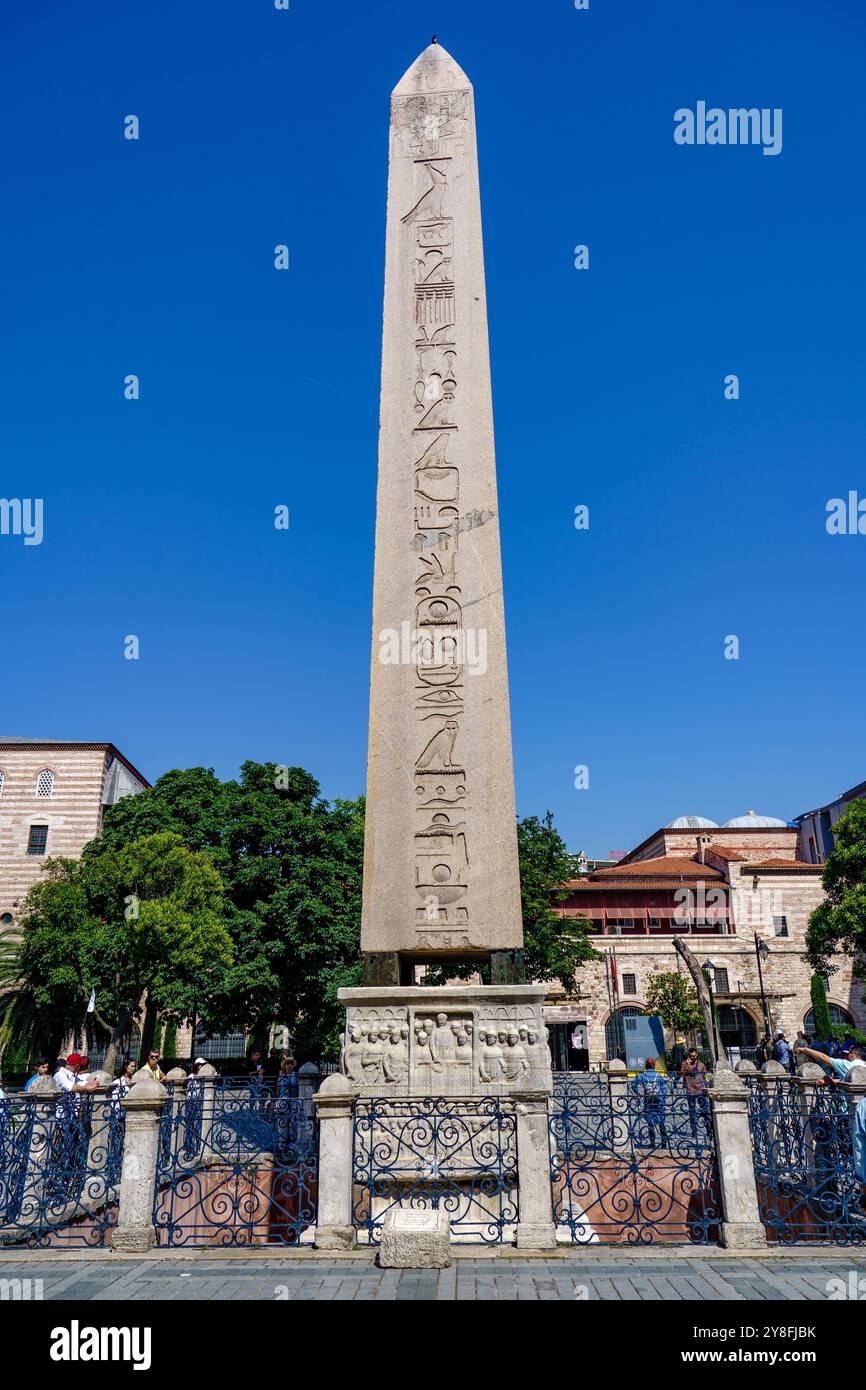 Turkiye. Istanbul. Der Obelisk von Theodosius befindet sich auf dem Hippodrom-Platz im Stadtteil Sultanahmet Stockfoto