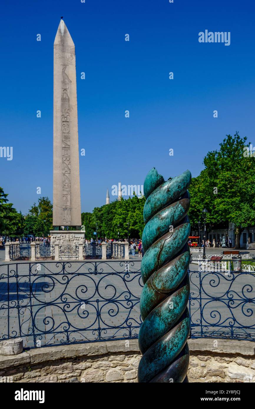 Turkiye. Istanbul. Die antike Serpentinsäule aus Bronze und der Obelisk von Theodosius, die sich auf dem Hippodrom-Platz im Sultanahmet-Viertel befinden Stockfoto