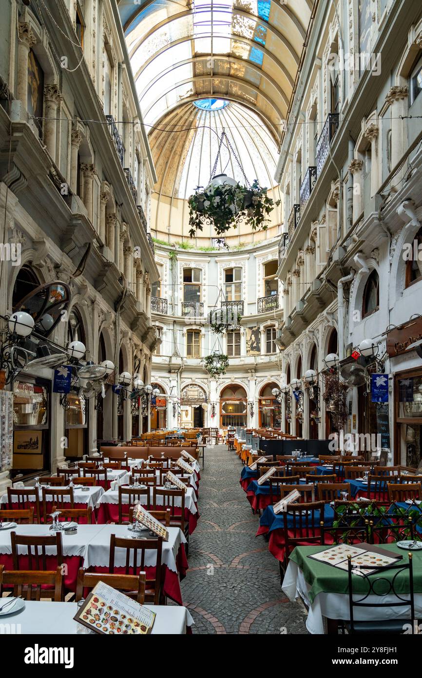 Turkiye. Istanbul. Cicek Pasaji (Blumenpassage auf Türkisch), ursprünglich historisch die Stadt Pera genannt, eine berühmte überdachte Passage Stockfoto