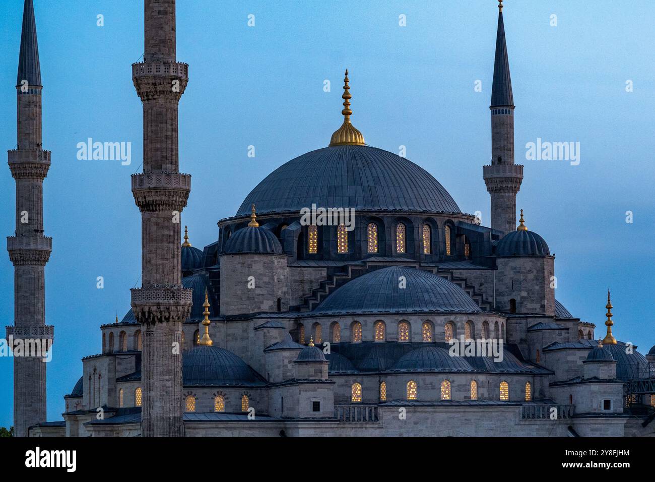 Turkiye. Istanbul. Die Kuppel und Minarette der Blauen Moschee in der Abenddämmerung Stockfoto