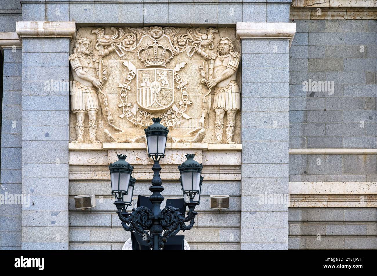 Madrid, Spanien - 29. September 2024: Steinskulptur eines Wappens in der Außenwand des Königspalastes Stockfoto