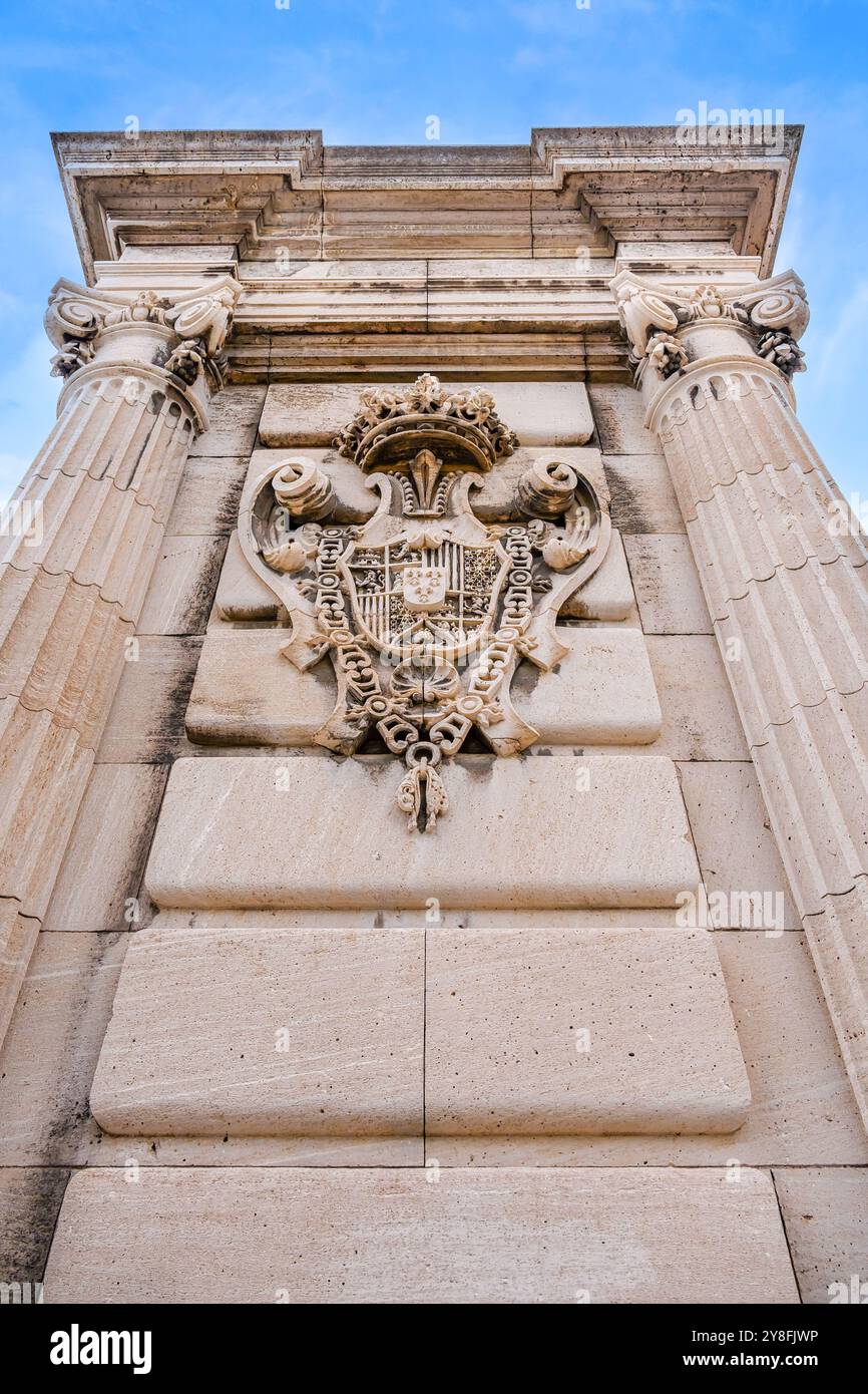 Madrid, Spanien - 29. September 2024: Steinwappen an der Außenseite des Königspalastes. Stockfoto