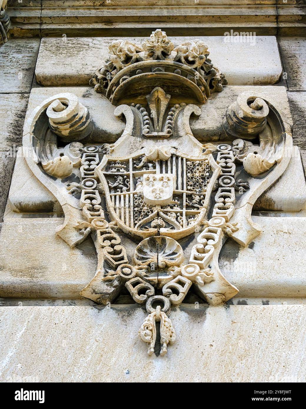 Madrid, Spanien - 29. September 2024: Steinwappen an der Außenseite des Königspalastes. Stockfoto