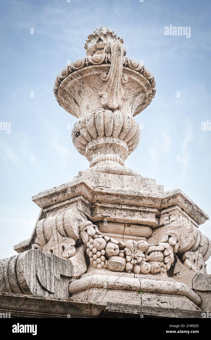 Madrid, Spanien - 29. September 2024: Dekorative Vase aus Stein im Äußeren des Königspalastes Stockfoto