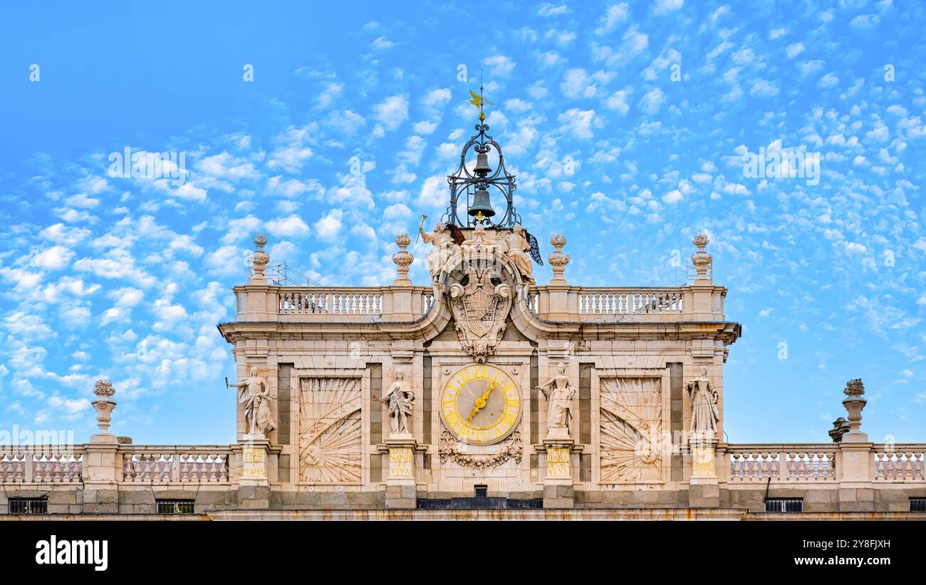 Madrid, Spanien - 29. September 2024: Uhr und Architekturdekoration in einer architektonischen Hauptstadt des Königspalastes. Stockfoto