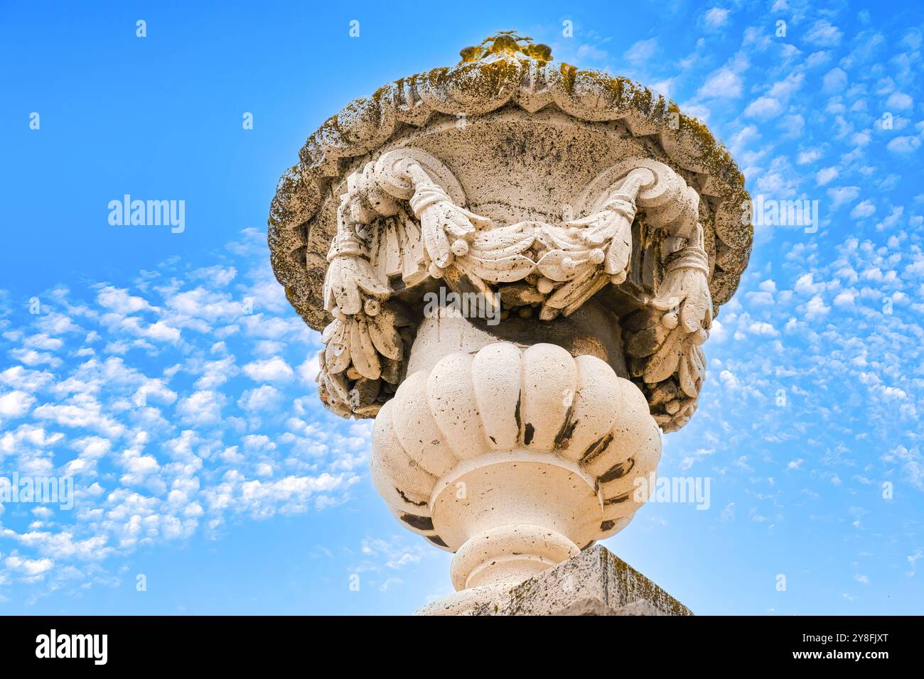 Madrid, Spanien - 29. September 2024: Dekorative Vase aus Stein im Äußeren des Königspalastes Stockfoto