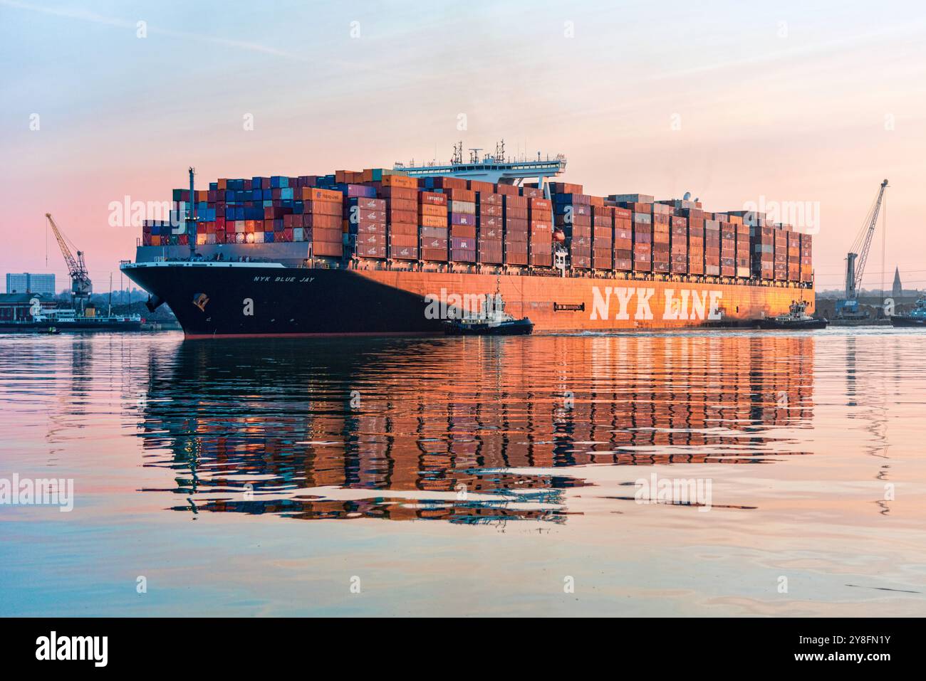 Das Containerschiff. NYK Blue Jay Ankunft im Hafen von Southampton. Stockfoto